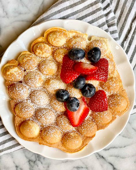 Bubble Waffle Recipe, Dinner Under 300 Calories, Bubble Waffles, Easy Waffle Recipe, Pancakes Pancakes, Waffle Machine, Homemade Bubbles, Bubble Waffle, Favorite Breakfast Recipes