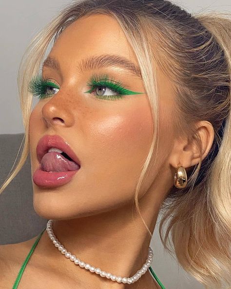 Makeup and Beauty on Instagram: “a little green liner/green lash combo 🌵💗 Follow 👉 @makeupkolours Follow 👉 @makeupkolours . . . . . . #editorialmakeup #discoverunder50k…” Brookelle Mckenzie, Festival Make Up, Smink Inspiration, Green Makeup, Green Eyeshadow, Colored Eyeliner, Edgy Makeup, Makeup Eye Looks, Glowing Makeup