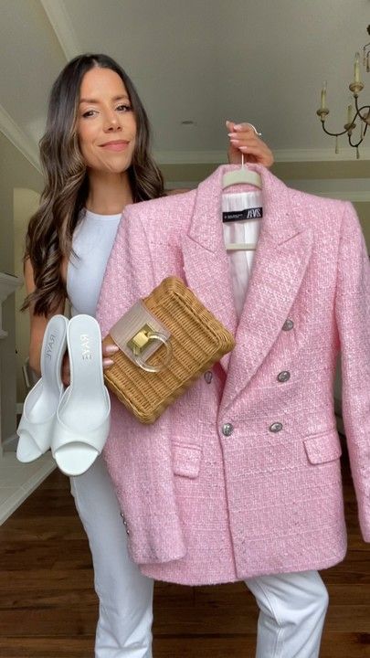 Light Pink Blazer Outfit Classy, Look Blazer Rose, Pink Business Casual Outfits, Pink Blazer Outfit Classy, Pink Blazer Outfit Work, Pink Blazer Outfits For Women, Pink Tweed Blazer Outfit, Pink Blazer Outfit Casual, Light Pink Blazer Outfit