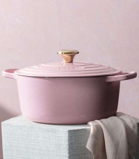 Le Creuset Pink, Le Creuset Skillet, Le Creuset Cast Iron, Shell Pink, Shabby Chic Diy, Cookware Sets, Kitchen Set, Le Creuset, Capsule Collection