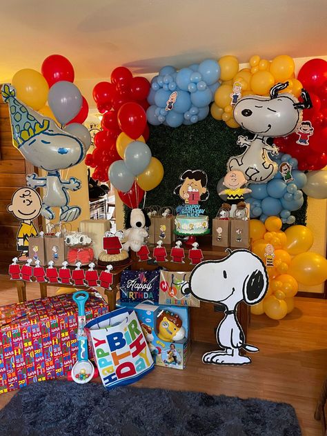 Brown Centerpieces, Snoopy Birthday Invitations, Peanuts Gang Birthday Party, Snoopy Decorations, Charlie Brown Birthday Party, Peanuts Birthday Party, Snoopy Birthday Party, Snoopy Baby Shower, Happy Birthday Leo