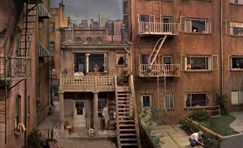 The Architecture of Thrill: How Hitchcock Inspires Spatial Effects,Rear Window (1954). Image Courtesy of Ethics Course, School of Architecture UIC Backyard Views, Unusual Facts, Septième Art, Time Lapse Video, Alfred Hitchcock, Film Set, School Architecture, Window Film, Classic Films