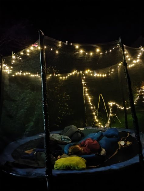 In a trampoline with sleeping bags and of course a snack basket Summer Sleepover, Starbucks Party, Sleepover Snacks, Backyard Hangout, Snack Basket, Fall Dates, Fun Sleepover Ideas, Birthday Planning, 14th Birthday