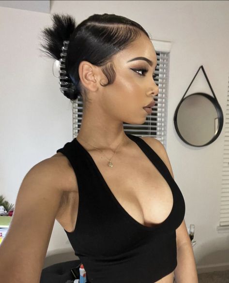 Clean Makeup Aesthetic, Natural Hair Baddie, Hair Baddie, Inspo Poses, Aesthetic Baddie, Aesthetic Natural, Sleek Ponytail Hairstyles, Y2k Hairstyles, Baddie Aesthetic