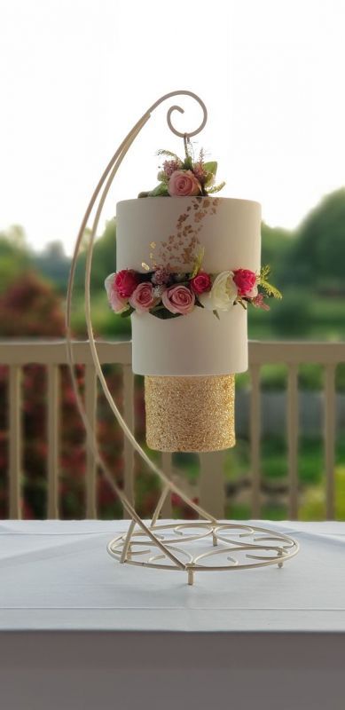 beautiful wedding cake #weddingcakes Hanging Cake Birthday, Chandelier Cake Wedding, Upside Down Cake Wedding, Hanging Cakes Wedding, Upside Down Wedding Cake Hanging, Chandelier Cake Design, Hanging Cake Wedding, Stand Cake Design, Hanging Cake Stand