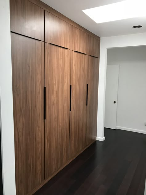 Light Brown Cupboards Bedroom, Brown Wood Closet Doors, Brown Closet Bedroom, Brown Closet, Brown Cupboards, Ideas Armario, Wood Closet Doors, Dark Wooden Floor, Wooden Wardrobe Design