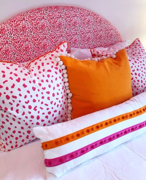 Bright Orange Bedroom, Room Ideas Pink And Orange, Orange Dorm Room Ideas, Preppy Aesthetic Bedroom, Pink And Orange Dorm Room, Pink And Orange Dorm, Preppy Bedroom Ideas, Orange Room Decor, Hot Pink Bedrooms