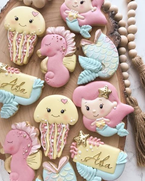 IamCookieland on Instagram: "Under the sea 🌊 Mermaid: @cutmycookies Jellyfish is inspired by @maisonscustomcookies" Little Mermaid Cookies, Jellyfish Cookie, Mermaid Cookies, Fish Cookies, Sweet Tables, Sea Mermaid, Cookie Icing, Baby Shower Cookies, Food Crafts