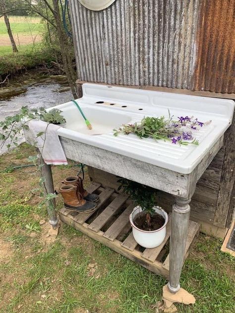 Outdoor Garden Sink, Garden Shed Interiors, Outdoor Potting Bench, Garden Sink, Diy Farmhouse Style, Old Sink, Decor Front Porch, Outdoor Sinks, Garden Decor Diy