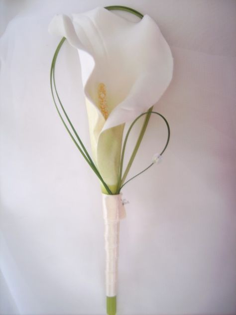 Lily Boutonniere, Calla Lily Boutonniere, Calla Lily Wedding, Calla Lily Bouquet, Yellow Wedding Flowers, Silk Wedding Bouquets, Lily Wedding, Lily Bouquet, Silk Flower Bouquets