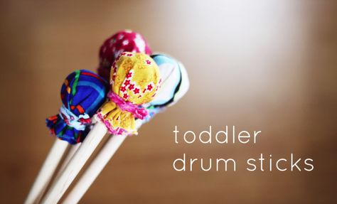 Toddler drum sticks.  Simple but good idea! Drums Diy, Spoon Puppets, Wooden Spoon Puppets, Homemade Drum, Drums Girl, Drum Lessons For Kids, Drum Craft, Drums Artwork, Diy Drums