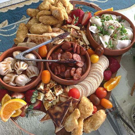 Dumpling Charcuterie Board, Prawn Hargow, Halloumi Pita, Gluten Free Dumplings, Dinner Gluten Free, Pork Dumplings, Platter Ideas, Food Platter, Pork Dumpling