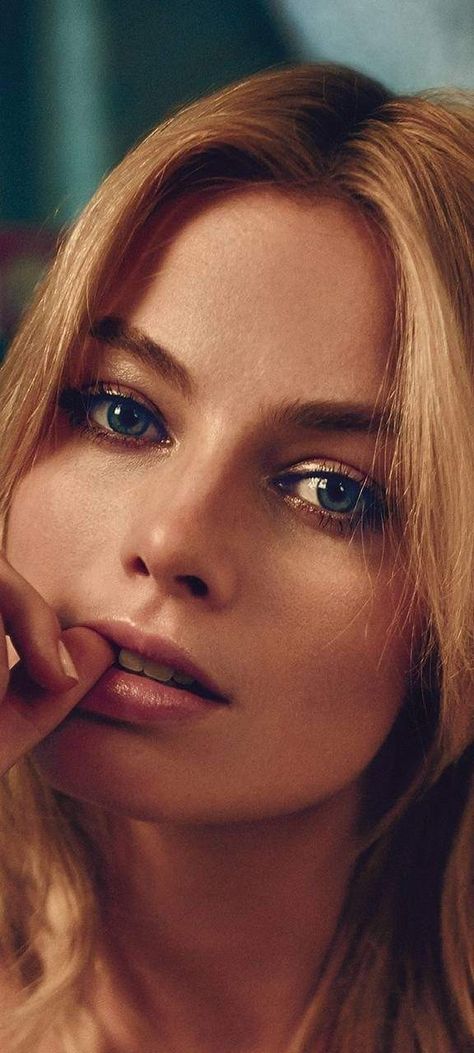 Margot Robbie Photoshoot, Catalogue Cover, Quotes Aesthetics, Margot Robbie Harley Quinn, Margot Robbie Harley, Vintage Wallpapers, Pinterest Trends, Trends Magazine, Foto Art