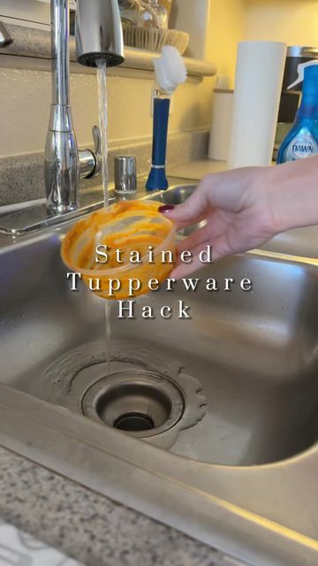 Cup Cleaner On Sink, How To Get Orange Stain Out Of Tupperware, How To Clean Vintage Tupperware, Bathroom Tips, Bizarre Photos, Clean My House, Housekeeping Tips, Red Stain, Cleaning Tricks