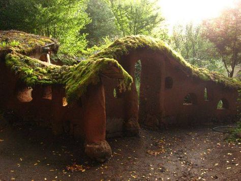 Ohh... how's this for a garden wall? This is a nicely curving cob garden wall with a truly beautiful moss roof. Inspiring! (source: year of mud) Cobb Houses, Cob Wall, Strawbale House, Cob Building, Natural House, Casa Hobbit, Earth Bag Homes, Earth Bag, Straw Bale House