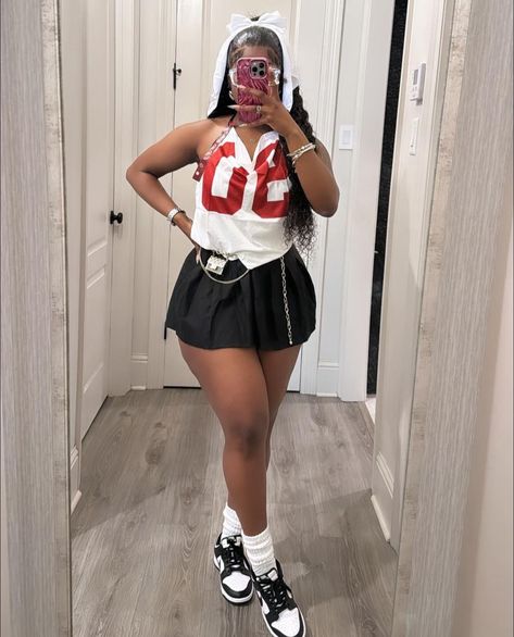 Plus Size Mini Skirt Outfit, Tennis Skirt Outfit Black, Outfit Ideas Sporty, Plus Size Mini Skirt, Red And White Shirt, Outfit Black Women, Homecoming Outfit, Plaid Skirt Outfit, Girls Streetwear