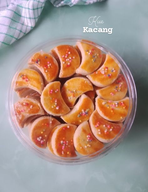 Kue khas lebaran, dengan rasa kacang tanah yang kuat dan lezat, rasa kacang berpadu dengan butter yang membuat wangi serta lembut Peanut Cookies, Peach Rings, Gummy Candy, Peanut, Butter, Candy, Cake, Quick Saves, Natal