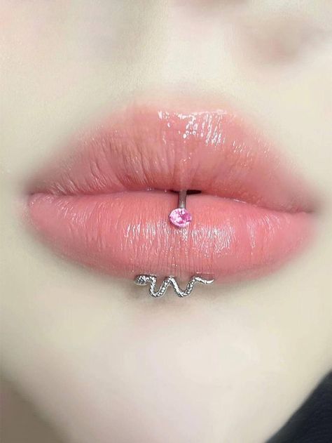 Cool Lip Jewelry, Kim Joy, Snake Decor, Lip Piercing Ring, Lip Piercing Jewelry, Lip Jewelry, Labret Jewelry, Pretty Ear Piercings, Graphic Makeup