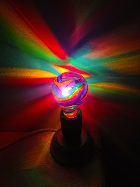 Sharpie Light Bulb, Trippy Lamp, Bulb Painting Ideas Aesthetic, Light Bulb Painting Ideas, Bulb Painting Ideas, Light Bulb Painting, Funky Lights, Diy Light Bulb Crafts, Bulb Painting