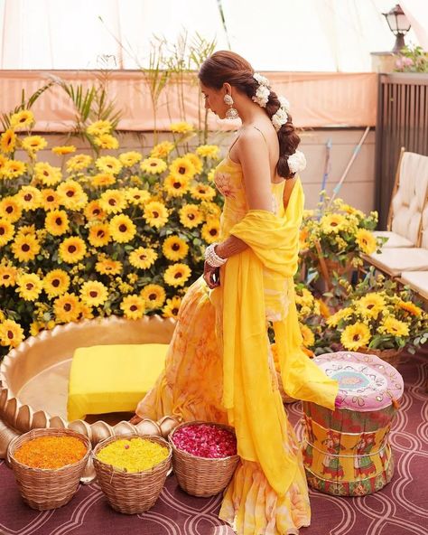 Haldi Ceremony Outfit For Bride Indian, Haldi Ceremony Bride, Haldi Bridal Outfit, Haldi Ceremony Outfit For Bride, Haldi Outfits For Bride, Haldi Look For Bride, Royal Wedding Decorations, Haldi Poses For Bride, Haldi Outfit For Bride