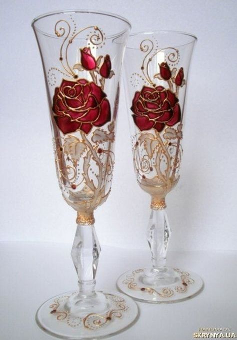 Glass Decor ideas Ruby Aesthetic, Fancy Wine Glasses, Flowers Arrangements Ideas, Glass Decor Ideas, Wine Glass Designs, Wine Glass Art, Glass Bottles Art, Arrangement Ideas, Hand Painted Wine Glasses