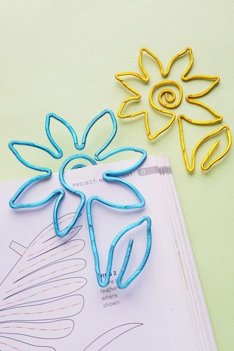 DIY Flower Wire Bookmarks -Easy Wire Craft - Frugal Mom Eh! Wire Bookmarks, Flower Wire, Wire Jig, Wire Craft, Frugal Mom, Gifts For Book Lovers, Wire Jewelry Making, Bookmark Template, Flower Bookmark