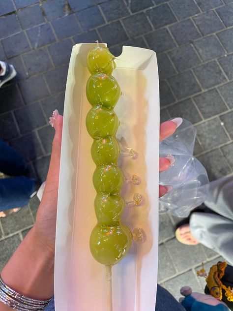 green grape korean shine muscat grape tanghulu sugar coated yummy travel food Korean Grape Candy, Sugar Coated Grapes, Grape Sweets, Green Grapes Aesthetic, Tanghulu Aesthetic, Green Aesthetic Food, Grape Tanghulu, Tang Hulu, Sugar Coated Fruit