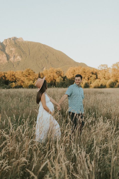 Sunset Field Maternity Pictures, Wheat Field Maternity Pictures, Maternity Photo Shoot Field, Open Field Maternity Photoshoot, Maternity Photography Flower Field, Meadow Maternity Photos, Maternity Photography Mountains, Maternity Photo Shoot Ideas Outdoor Spring, Maternity Photos Field