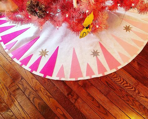 Tree Skirt Diy, Felt Tree Skirt, Diy Felt Christmas, Diy Christmas Tree Skirt, Sew Felt, Christmas Tree Skirts Patterns, Diy Felt Christmas Tree, Mid Century Modern Christmas, Skirt Diy