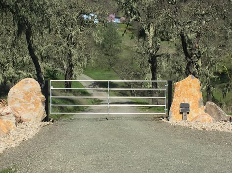 Cattle gate Cattle Panel Gate, Driveway Entrance Decor, Gate Ideas Driveway, Gate Driveway, Cattle Gate, River Ideas, Pasture Fencing, Cattle Panels, Colorado House