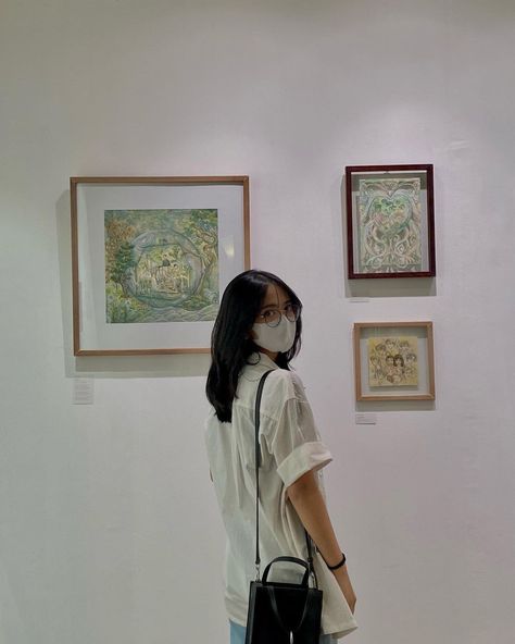 Art Gallery Outfit, Museum Outfit, Ootd Poses, Museum Photography, Model Poses Photography, Best Photo Poses, Photoshoot Concept, Foto Art, Photography Poses Women