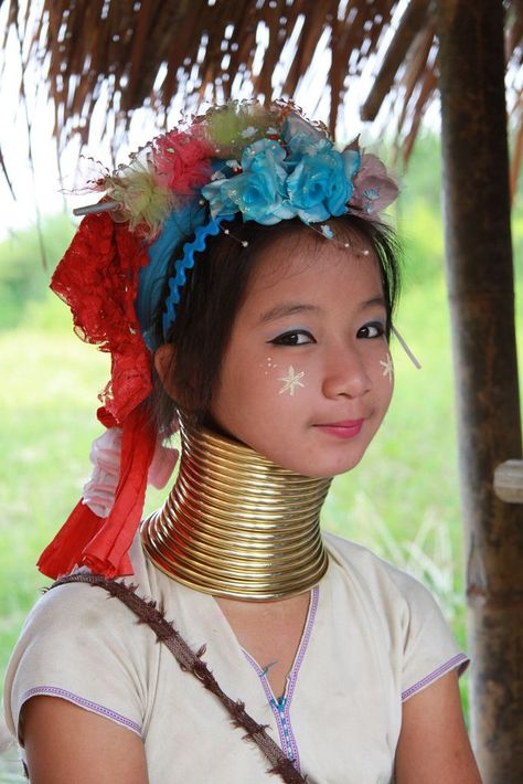 Women with neck rings are called "Paudaung", a Shan term for women wearing these rings.  Besides being descendants of the Mother Dragon, the long necks caused by neck rings are thought to bestow beauty to the women wearing them. Negara Thailand, Giraffe Neck, Neck Rings, Medical Fashion, Indigenous Women, Rings Fashion, Maasai, Body Modifications, Lingerie Shop