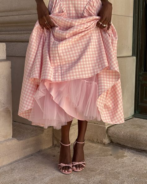 ₊˚⊹ᡣ𐭩🎀 I am a sucker for battements and gingham. 🎀 ₊˚⊹ᡣ𐭩 Pink Outfit Ideas, Heart Photos, Swan Princess, After Running, Pink Prom Dress, Outfit Pink, Brown And Pink, Girlie Style, Pink Gingham