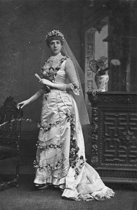 Anna Baker’s Wedding Dress 1900s Costume, Court Attire, Interesting Portraits, Jackie Collins, Victorian Wedding Dress, Victorian Dresses, 1900s Fashion, Court Dresses, Vintage Wedding Photos