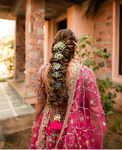 Indian Hair Braids Hairstyles, Side Tikka Hairstyles, Choti Hairstyle For Lehenga, Mylanchi Outfit, Messy Braid Indian Wedding, Engagement Hair, Reception Hairstyles, Bridal Hairstyle Indian Wedding, Hair Style On Saree