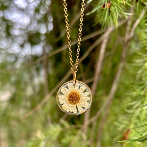 ReHunted - Etsy Canada Daisy Pendant, Minimalist Pendant, Girly Art Illustrations, Resin Necklace, Circle Necklace, Necklace Dainty, Pressed Flower, Clear Resin, How To Make Notes