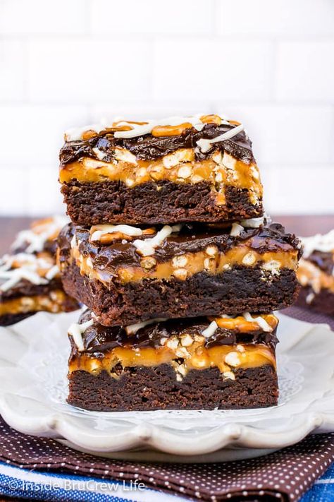 Salted Caramel Brownies - a gooey caramel and pretzel layer topped with chocolate and sea salt makes these brownies a decadent dessert. Make this easy recipe for the sweet and salty lover in your life. #brownies #saltedcaramel #caramel #pretzels #chocolate #sweetandsalty Brownies With Pretzels, Sweet And Salty Desserts, Caramel Pretzel Brownies, Salted Caramel Brownie Recipe, Salty Sweet Desserts, Caramel Brownies Recipe, Chewy Bars, Pretzels Chocolate, Salty Desserts