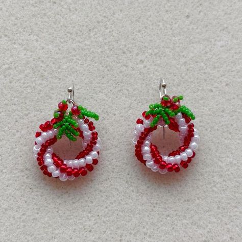 Candy Cane Wreath Earrings with Seed Beads | DIY Christmas Earrings | Holiday Jewelry Tutorial Seed Bead Christmas Earrings Patterns Free, Beaded Christmas Wreath Earrings, Beaded Candy Cane Earrings, Christmas Earrings Diy Beads, Beaded Xmas Earrings, Christmas Diy Earrings, Christmas Diy Jewelry, Diy Xmas Earrings, Christmas Earrings Diy