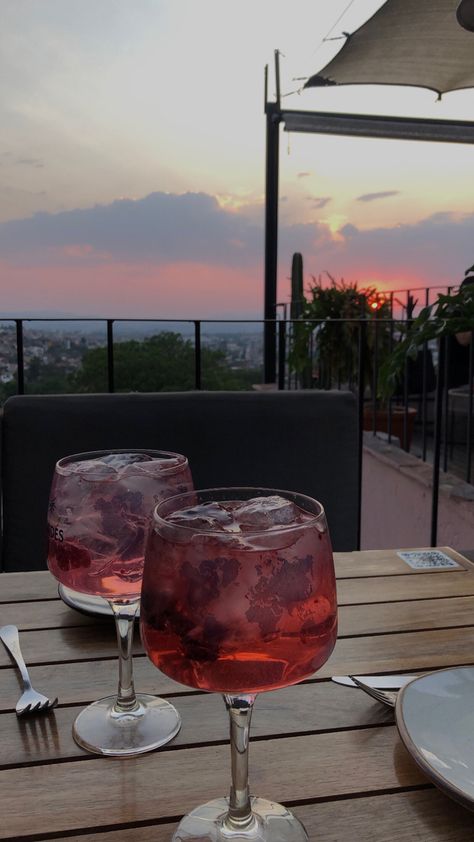 Rooftop Drinks, Sunset Rooftop, Mood 2024, Sunset Restaurant, Drinking Alcohol, Rooftop Restaurant, Summer Mood, Outdoor Photos, Vision Boards