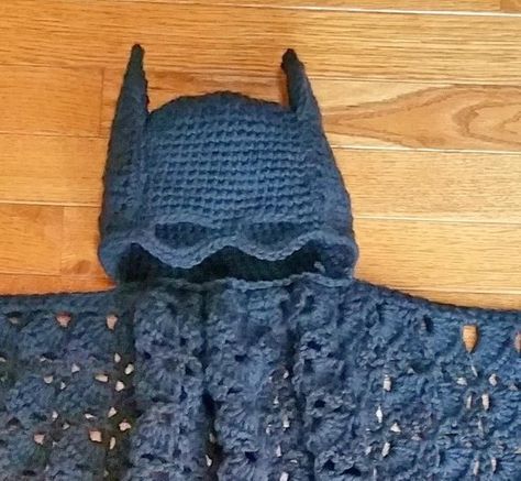 Cape Crochet Pattern, Graphgan Crochet, Toddler Cape, Crochet Batman, Cape Crochet, Crochet Creatures, Cute Halloween Costume, Beginning Crochet, Batman Inspired