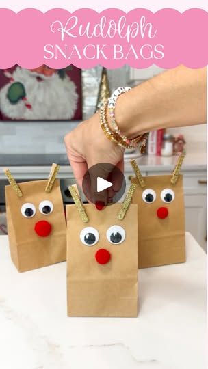 330K views · 16K reactions | Easy Rudolph Snack Bags! 🦌♥️ comment RUDOLPH and I’ll send you a link with supplies to make these! They couldn’t be easier!! | Jamie Dinardi-Dill | Sweetly Jamie Reindeer Bags, Reindeer Gift Bags, Food Gifts Wrapping, Craft Night Projects, Snack Wrap, Christmas Candy Bag, Diy Food Gifts, Goodie Bags For Kids, Christmas Treat Bags