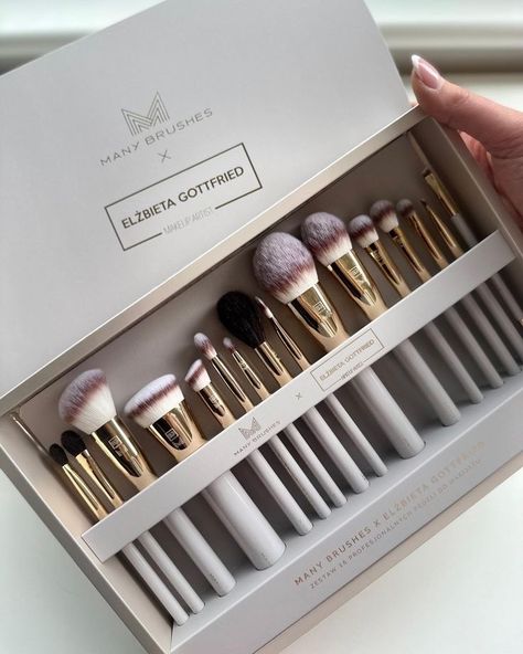 Luxury Makeup Brushes, Make Up Brushes Aesthetic, Makeup Packaging Ideas, Makeup Brushes Aesthetic, Drugstore Makeup Must Haves, Brush Sets Makeup, Drugstore Makeup Products, Makeup Applicators, Koleksi Makeup