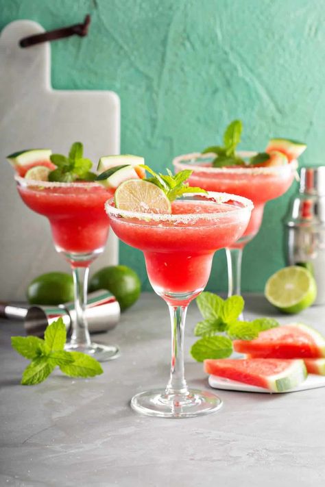 Simple and delicious watermelon margaritas - this easy summer cocktail is super refreshing. Make a pitcher and serve to a crowd! Includes instructions for frozen and over ice. Bacardi Cocktails, Low Calorie Alcoholic Drinks, Frozen Watermelon Margarita, Watermelon Margaritas, Paloma Recipe, Flavored Margaritas, Low Calorie Cocktails, Best Summer Cocktails, Frozen Watermelon