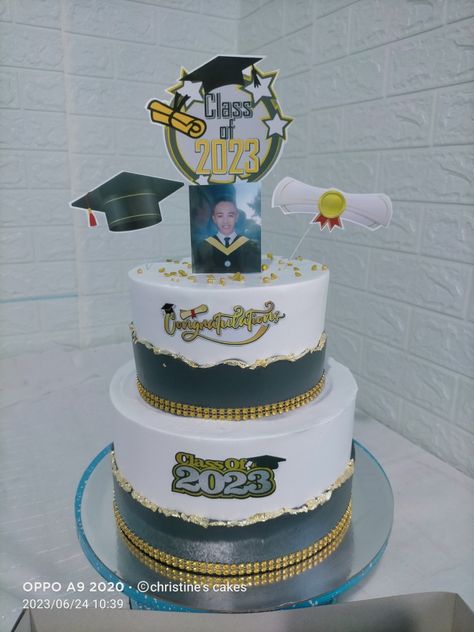 2 tier simple cake for graduation 2 Tier Simple Cake, Cake Designs 2 Tier, 2 Tier Graduation Cake, Cake For Graduation, Cake 2 Tier, Graduation Cake Designs, Simple Cake, Graduation Cake, Graduation Cakes