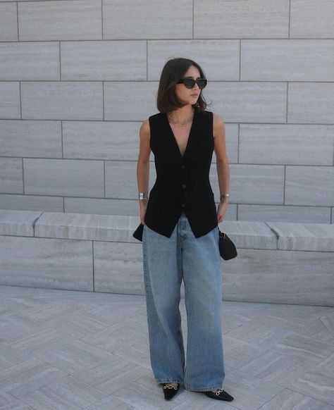 Knitted Vest Street Style, Waistcoat Outfit Ideas, Black Vest And Jeans Outfit, Zara Vest Outfit, Black Waistcoat Outfit, Waistcoat Outfit Women, Vest Street Style, Black Vest Outfit, Full Black Outfit