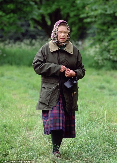 Barbour famously offers a 're-waxing service' for its customers, but the Queen (pictured in 1989) allegedly opted to have her old jacket spruced up instead Hunting Outfit, Prinz Charles, Rainha Elizabeth Ii, Princess Cruise Ships, Elisabeth Ii, Estilo Real, Barbour Jacket, Princess Elizabeth, Queen Pictures