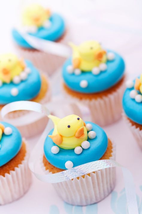 What to Serve Duck Cupcakes, Cupcake Rosa, Best Baby Shower Favors, Theme Cupcakes, Ducky Baby Shower, Baby Shower Duck, Cupcake Designs, Fondant Decorations, Shower Cupcakes