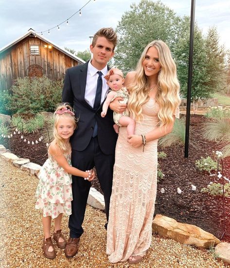 Everleigh Rose Soutas, Cole LaBrant, Savannah Labrant and Posie LaBrant.  See 16 facts on Everleigh Rose that you might not know. Want to know her age or birthday? How about her real dad? That is all highlighted here.  Source: @everleighrose (Instagram) Savannah Soutas, Savannah Labrant, Sav And Cole, Brown To Blonde Balayage, Summer Family Pictures, Savannah Rose, Cole And Savannah, Labrant Family, Mommy Daughter Outfits