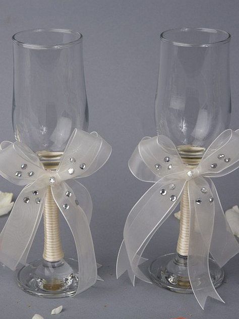 Decoración de copas fácil de hacer con lazos y brillos. Champagne Glasses Decorated, Glass Decor Ideas, Wine Glass Decor, Wedding Toasting Glasses, Bride And Groom Glasses, Wedding Wine Glasses, Diy Wine Glasses, Wedding Champagne Glasses, Decorated Wine Glasses