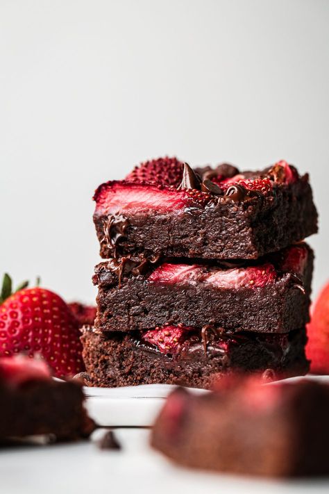 Chocolate and Strawberry Brownies - Wife Mama Foodie Strawberry Brownies, Chocolate And Strawberry, Cheesecake Brownie, Mint Brownies, Oreo Brownies, Strawberry Mint, Strawberry Slice, Brownie Ingredients, Fresh Raspberries